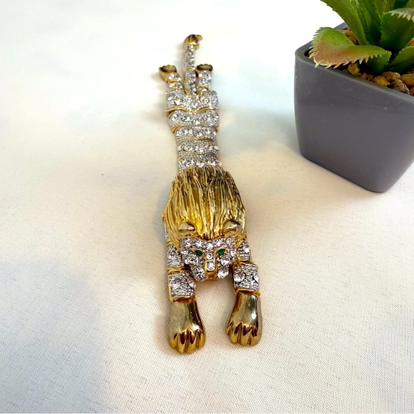 Jewelry - Rhinestone Gold Tone Articulated Lion Brooch